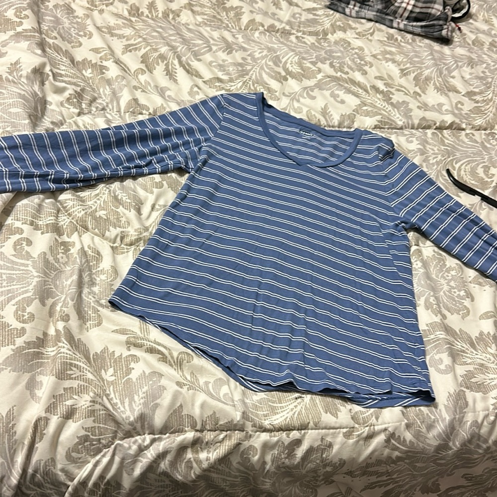 Old navy tee shirt size M